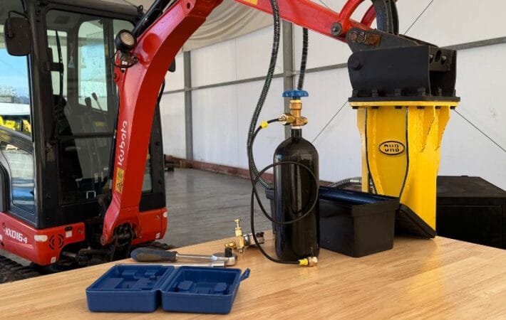 Sprawdzanie i uzupełnianie azotu w młotach hydraulicznych
