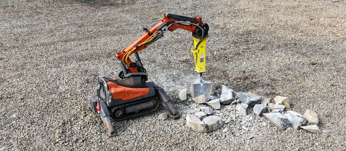 Roboty wyburzeniowe we współpracy z osprzętem DHB